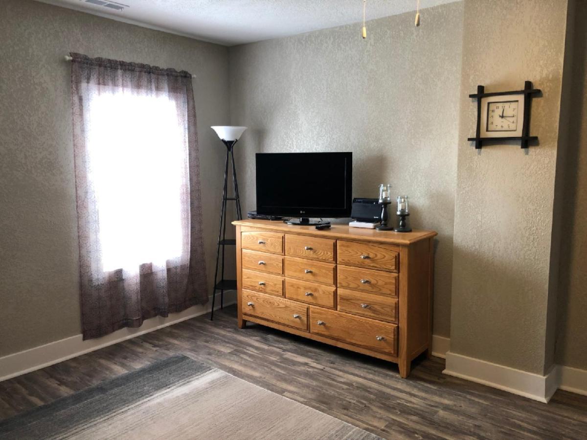 Spacious Rustic Downtown Market St 1 Bedroom Apt, Sleeps Up To 5, Steps To Honeywell & Eagles Theatre Wabash Esterno foto