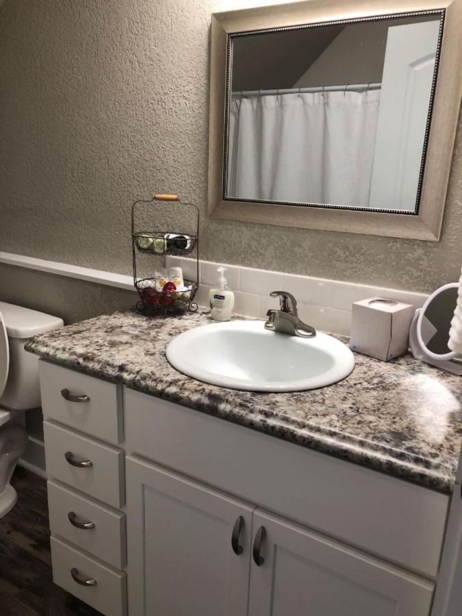 Spacious Rustic Downtown Market St 1 Bedroom Apt, Sleeps Up To 5, Steps To Honeywell & Eagles Theatre Wabash Esterno foto